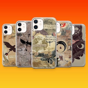 Puede incluir: Una colección de cinco fundas para teléfono con temática de dragones. Las fundas presentan ilustraciones de dragones, mapas y texto, incluyendo "To Train Your Dragon". Las fundas tienen un diseño transparente y protector.