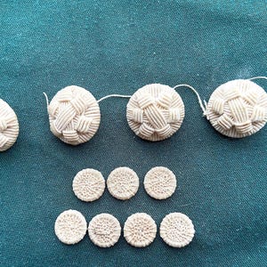 Puede incluir: Una taza de cerámica blanca con asa negra y el texto "But First, Coffee" en negrita negra. La taza se encuentra sobre un fondo borroso, sugiriendo un ambiente acogedor.