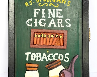 Drewniany wieszak na klucze z napisem RJ. Morgans Fine Cigars & Tobaccos | Dekoracje ścienne, Cygara, Fajki, Słoiki na tytoń, Projektowanie 3D, Jaskinia Mężczyzny, Sklep