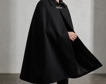 Casaco preto masculino estilo capa: sobretudo minimalista gótico de corte folgado com lapela de trench coat.