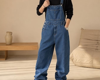 Macacão jeans masculino folgado com lavagem clara – modelo streetwear ou calça para trabalho.