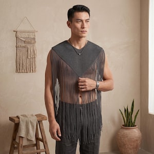 Chaleco de hombre con borlas y patchwork irregular – Poncho/capa estilo streetwear para verano