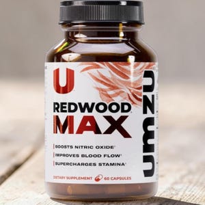 以下が含まれることがあります： 黒いキャップが付いた、Redwood Maxの栄養補助食品の茶色のボトル。ラベルには、赤い文字で「U」、白い文字で「Redwood Max」、そして「Boosts Nitric Oxide」、「Improves Blood Flow」、「Supercharges Stamina」というテキストが表示されています。