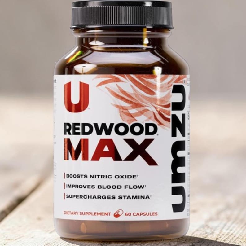 以下が含まれることがあります： 黒いキャップが付いた、Redwood Maxの栄養補助食品の茶色のボトル。ラベルには、赤い文字で「U」、白い文字で「Redwood Max」、そして「Boosts Nitric Oxide」、「Improves Blood Flow」、「Supercharges Stamina」というテキストが表示されています。