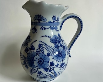 Royal Delft Vintage Porzellan Milchkännchen handbemalt geblümt, glänzend Nr. 5003. Royal Delft porcelain Creamer/Saucer Vintage