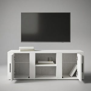 Peut inclure: Meuble TV en bois blanc avec deux portes ouvertes et une étagère centrale. Un téléviseur à écran plat est monté au-dessus du meuble. Des livres et un verre sont sur les étagères. Le meuble mesure environ 150 cm de large.