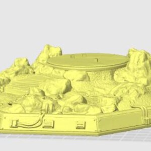 Pu&ograve; includere: Base del terreno colorata di giallo per miniature. La base presenta una piattaforma rialzata con una parte superiore circolare, circondata da formazioni rocciose e un bordo esagonale strutturato. Cavi e pannelli sono visibili sui lati.