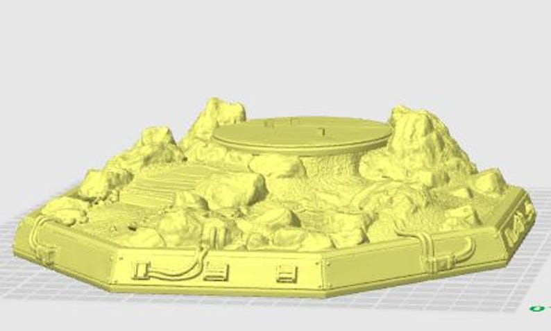 Pu&ograve; includere: Base del terreno colorata di giallo per miniature. La base presenta una piattaforma rialzata con una parte superiore circolare, circondata da formazioni rocciose e un bordo esagonale strutturato. Cavi e pannelli sono visibili sui lati.