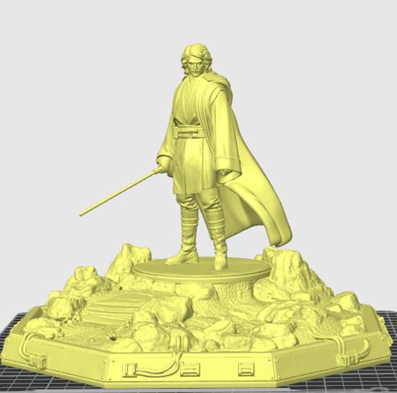 Pu&ograve; includere: Statuetta colorata di giallo di un personaggio di un franchise di fantascienza, con una spada laser. La figura &egrave; in piedi su una base rocciosa e strutturata. La base &egrave; montata su una piattaforma rettangolare con bordi dettagliati.