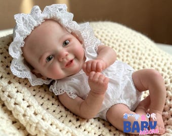 Muñeca bebé reborn Bettie de silicona de 33 cm con boca abierta, hecha a mano, piel pintada, tacto suave, muñeca recién nacida con 2 conjuntos, regalo realista.