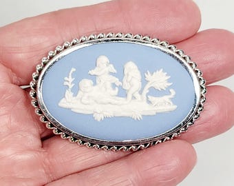 Broche ovalado de querubines de porcelana Wedgwood Blue Jasperware de la década de 1960, con marco de plata de ley.