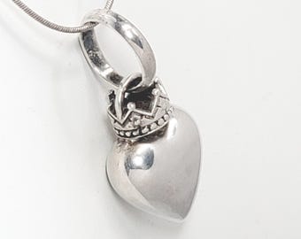 Colgante de plata de ley con forma de corazón abombado, corona y anillo, 18,7 g, cadena de 49,5 cm.