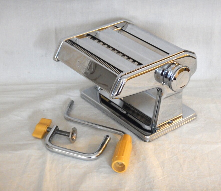 Marcato Noodle Machine Is A Small Manual Hand-cranked