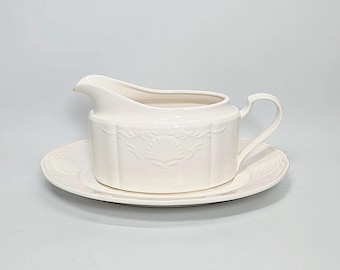 Salsera Mikasa South Hampton de 1999 con plato inferior, de porcelana blanca marfil con motivo de conchas marinas.
