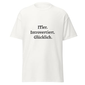 以下が含まれることがあります： 「ITler. Introvertiert. Glücklich.」の文字が黒でプリントされた白いTシャツ。半袖でクルーネックです。