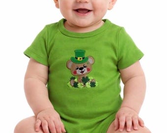 Baby One Piece Green Outfit, St Patrick's Day Short Sleeve, Baby Gift, Machine Embroidered Cute Bear with Hat Shamrocks, Baby Shower Gift
