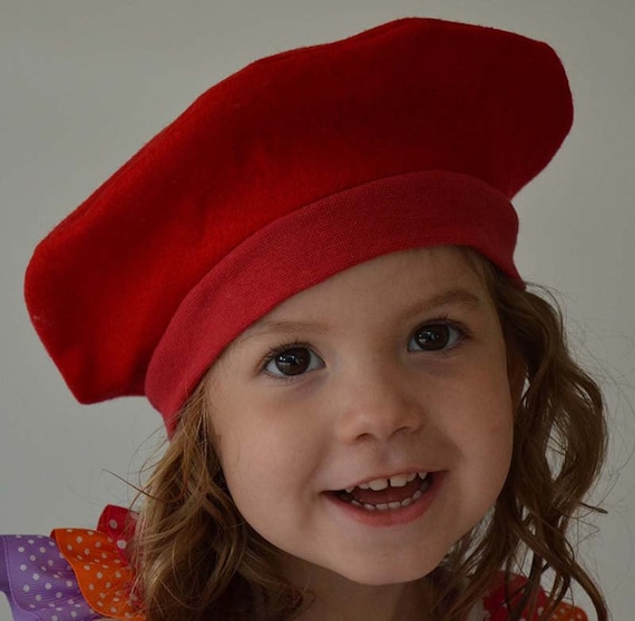 Niño niña linda con el pelo largo posando en fondo de sombrero rojo. cómo  usar la boina francesa. inspiración estilo boina. cómo usar boina como  chica de moda. accesorio de boina de