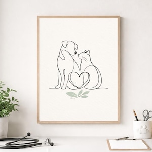 Könnte beinhalten: Ein gerahmter Kunstdruck mit einer Darstellung eines Hundes und einer Katze, mit einem herzförmigen Design dazwischen. Das Kunstwerk besteht aus schwarzen Linien auf cremefarbenem Hintergrund, mit einem hellbraunen Rahmen. Unter dem Herzen befindet sich ein kleines grünes Blattdesign.