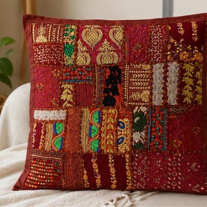 マルーン色のパッチワークピローカバー、手刺繍クッションカバー、ボヘミアン風スローピロー、ヴィンテージテキスタイル装飾ソファクッション