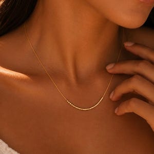 Personligt halsband med morsekod, personligt halsband med hemligt meddelande, elegant minimalistiskt halsband, smycken med dolda ord, present till henne