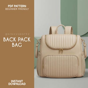 Pode incluir: Mochila bege com costuras acolchoadas verticais e zíperes e ferragens douradas. A bolsa tem uma aba superior arredondada e um bolso frontal. O texto "PDF PATTERN BEGINNER FRIENDLY" e "BACK PACK BAG" é visível.