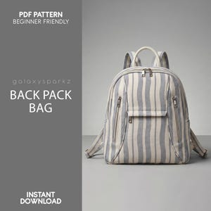 Pode incluir: Uma mochila com listras verticais azuis e brancas. A bolsa tem dois bolsos laterais com zíper e um bolso frontal. O texto "PDF PATTERN BEGINNER FRIENDLY" e "BACK PACK BAG" são visíveis. As palavras "INSTANT DOWNLOAD" também são visíveis.