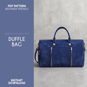 Può includere: Un borsone in camoscio blu reale con due tasche frontali verticali con cerniera, dettagli color oro, due manici superiori e una tracolla rimovibile. Il testo a sinistra recita PDF PATTERN BEGINNER FRIENDLY galaxysparkz DUFFLE BAG INSTANT DOWNLOAD.