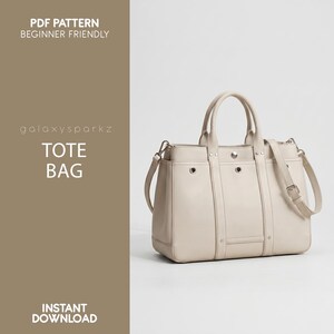 Może przedstawiać: Beżowa torba typu tote z paskiem na ramię i uchwytami. Torba ma prostokątny kształt z metalowymi akcentami i pionowymi panelami. Tekst po lewej stronie brzmi "PDF PATTERN BEGINNER FRIENDLY", "goloxysparkz", "TOTE BAG" i "INSTANT DOWNLOAD".