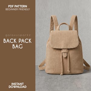 Può includere: Uno zaino in velluto a coste color marrone chiaro con patta superiore, chiusura a coulisse e due spallacci. Il testo a sinistra recita: PDF PATTERN BEGINNER FRIENDLY, galaxysparkz, BACK PACK BAG, INSTANT DOWNLOAD. La borsa ha una trama a coste.