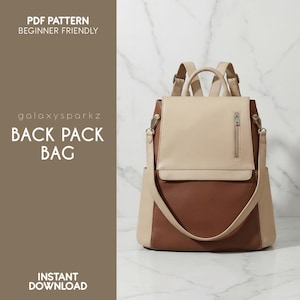 Puede incluir: Mochila bicolor beige y marrón con asa superior y correas ajustables. La bolsa tiene una solapa frontal con un bolsillo con cremallera. Se muestra el texto "BACK PACK BAG". También son visibles las palabras "PDF PATTERN BEGINNER FRIENDLY" e "INSTANT DOWNLOAD".
