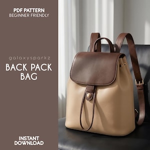 Puede incluir: Mochila beige y marrón con cierre de solapa y cordón. La bolsa tiene correas marrones para los hombros y un asa superior. El texto "PDF PATTERN BEGINNER FRIENDLY" y "BACK PACK BAG" es visible.