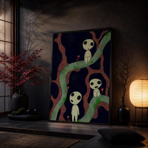 Op de afbeelding: Een ingelijste kunstdruk met drie witte, humano&iuml;de figuren met zwarte ogen en monden, zittend op groene en rode boomtakken tegen een donkerblauwe achtergrond. Het kunstwerk heeft een grillige, cartoonachtige stijl, met kleine rode paddenstoelen.