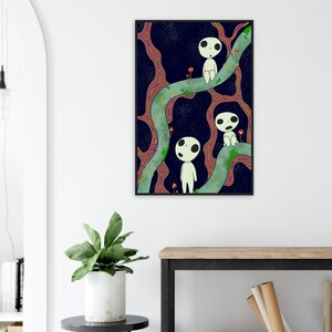 Op de afbeelding: Een ingelijste kunstdruk met een fantasie-illustratie. Het kunstwerk toont drie witte figuren met grote, zwarte ogen, tegen een donkerblauwe achtergrond met gestileerde boomtakken en groene wijnstokken. Kleine rode paddenstoelen zijn verspreid.