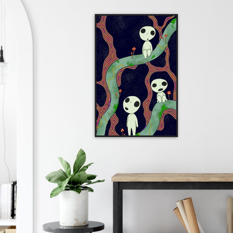 Op de afbeelding: Een ingelijste kunstdruk met een fantasie-illustratie. Het kunstwerk toont drie witte figuren met grote, zwarte ogen, tegen een donkerblauwe achtergrond met gestileerde boomtakken en groene wijnstokken. Kleine rode paddenstoelen zijn verspreid.