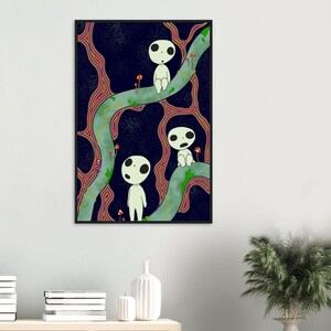 Op de afbeelding: Een ingelijste kunstdruk met drie witte, humano&iuml;de figuren met grote, zwarte ogen, tegen een donkerblauwe achtergrond met groene en roze organische vormen. Rode paddenstoelen stippelen de sc&egrave;ne af en cre&euml;ren een grillig bosthema.