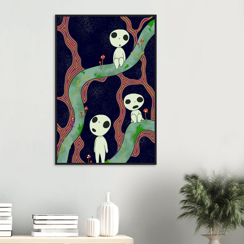 Op de afbeelding: Een ingelijste kunstdruk met drie witte, humano&iuml;de figuren met grote, zwarte ogen, tegen een donkerblauwe achtergrond met groene en roze organische vormen. Rode paddenstoelen stippelen de sc&egrave;ne af en cre&euml;ren een grillig bosthema.
