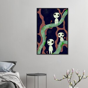 Op de afbeelding: Een ingelijste kunstdruk met een grillige illustratie. Het kunstwerk toont drie witte, humano&iuml;de figuren met zwarte ogen en stippen, zittend op groene en bruine boomtakken tegen een donkerblauwe achtergrond. Rode paddenstoelen zijn overal verspreid.
