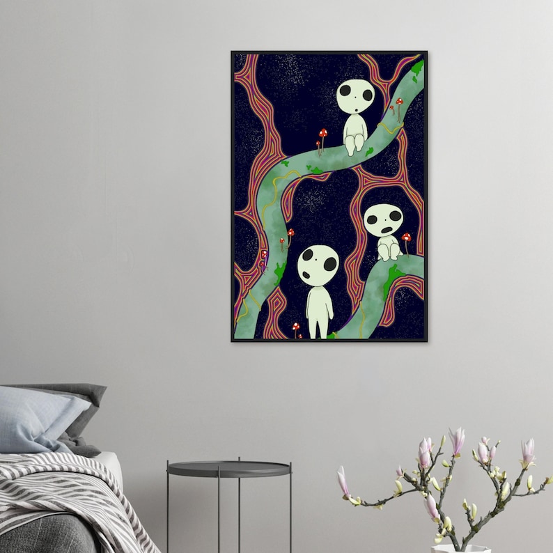 Op de afbeelding: Een ingelijste kunstdruk met een grillige illustratie. Het kunstwerk toont drie witte, humano&iuml;de figuren met zwarte ogen en stippen, zittend op groene en bruine boomtakken tegen een donkerblauwe achtergrond. Rode paddenstoelen zijn overal verspreid.