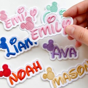 Parche bordado personalizado con el nombre de Mickey, parche con nombre inspirado en Disney, parche termoadhesivo personalizado para niños, regalo de cumpleaños, parche para chaqueta o mochila.