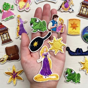 Op de afbeelding: Een set van drie keramische mokken met een gespikkelde, matte afwerking. De mokken zijn in de kleuren crème, lichtgrijs en donkergrijs. Elke mok heeft een eenvoudig, minimalistisch ontwerp en een afgeronde handgreep.