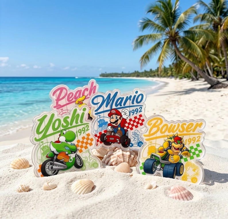 Peut inclure: Trois pr&eacute;sentoirs en acrylique repr&eacute;sentant des personnages Nintendo : Yoshi sur une moto, Mario dans un kart et Bowser dans un kart. Chaque pr&eacute;sentoir affiche le nom du personnage, l'ann&eacute;e 1992 et un motif &agrave; damier. Les designs sont color&eacute;s.