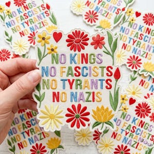 Puede incluir: Una taza de cerámica blanca con un asa negra y el texto "But First, Coffee" en negro, en negrita. La taza está sobre una superficie blanca.