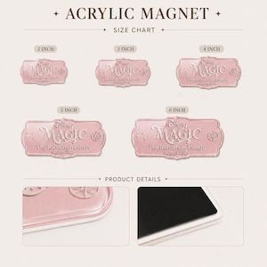 Peut inclure: Un ensemble de cinq aimants rectangulaires en acrylique rose, disponibles en tailles de 2 &agrave; 6 pouces. Chaque aimant porte le texte Disney MAGIC, The Robertson Family et August 2026. Les d&eacute;tails montrent une surface rose brillante et un dos noir.