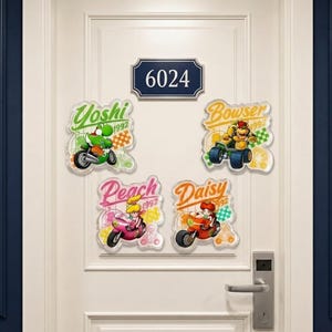 Peut inclure: Quatre autocollants muraux d&eacute;coratifs repr&eacute;sentant les personnages Nintendo Yoshi, Bowser, Peach et Daisy sur des karts ou des motos, chacun avec leur nom et l'ann&eacute;e 1992 imprim&eacute;s dans une police stylis&eacute;e, dispos&eacute;s sous une plaque rectangulaire 6024.