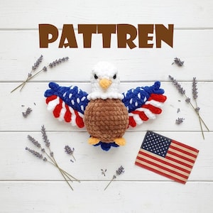 Op de afbeelding: Een gehaakte adelaar met rood, wit en blauw gekleurde vleugels, die lijken op de Amerikaanse vlag. De adelaar heeft een bruin lichaam, een witte kop en een gele snavel. Het woord "PATTREN" staat boven de adelaar. Een Amerikaanse vlag en lavendel takjes zijn ook aanwezig.