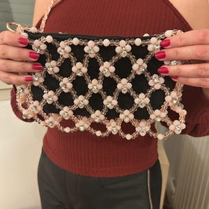 Peut inclure: Ensemble de trois tasses en céramique avec une finition mate et mouchetée. Les tasses sont de couleur crème, gris clair et gris foncé. Chaque tasse a un design simple et minimaliste, parfait pour le café ou le thé.