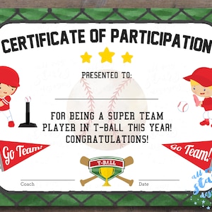 Peut inclure: Un certificat de participation imprimable pour un joueur de T-ball. Le certificat présente un fond de terrain de baseball vert, un ballon de baseball et deux joueurs de baseball en dessin animé. Le texte indique "Certificat de participation", "Présenté à :", "Pour avoir été un super joueur d'équipe en T-ball cette année ! Félicitations !" et "Allez l'équipe !"