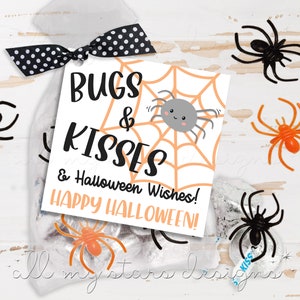 Puede incluir: Una bolsa transparente atada con una cinta de lunares blancos y negros, que contiene caramelos envueltos. Una etiqueta dice "Bugs & Kisses & Halloween Wishes! HAPPY HALLOWEEN!" con gráficos de arañas y telarañas. Arañas de plástico negras y naranjas rodean la bolsa.