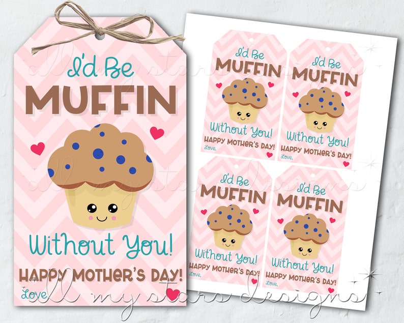 Puede incluir: Cuatro etiquetas de regalo con estampado de chevron rosa y blanco con una ilustraci&oacute;n de dibujos animados de un muffin de ar&aacute;ndanos. Cada etiqueta dice "I'd Be Muffin Without You! Happy Mother's Day! Love,"