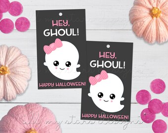 Pode incluir: Dois cartões de presente imprimíveis em preto e branco com uma ilustração fofa de fantasma. O fantasma é branco com laços de bolinhas rosa e uma cara feliz. O texto nos cartões diz "Hey, Ghoul! Feliz Halloween!"
